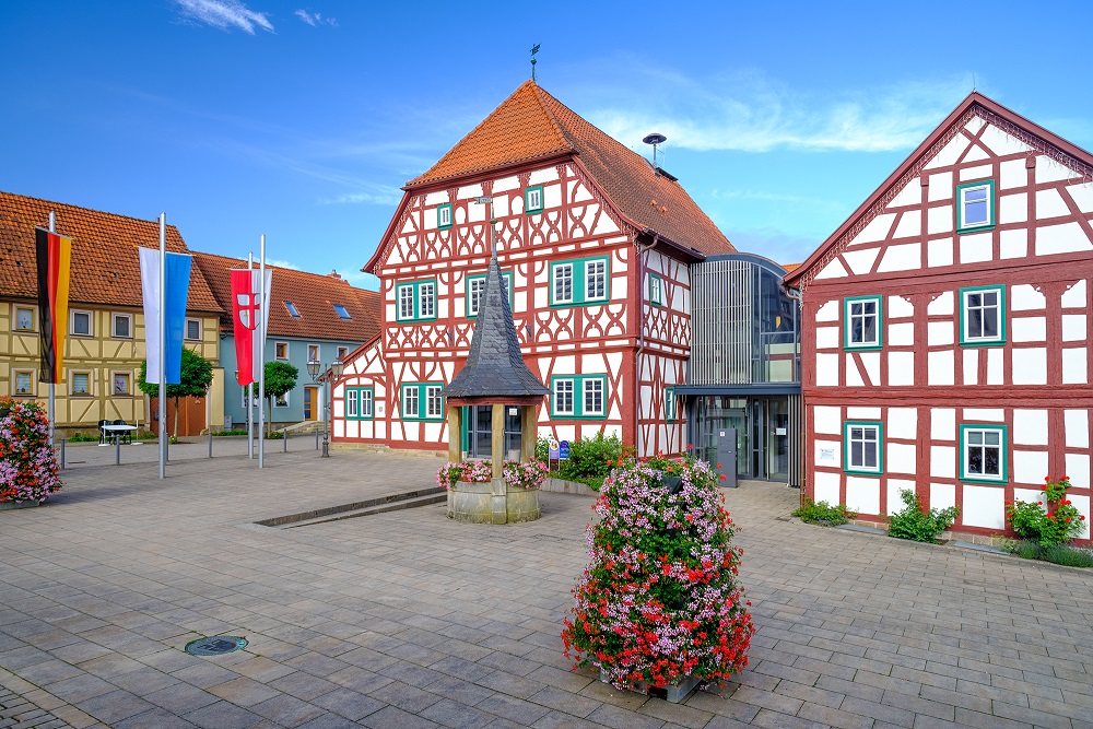  Historisches Rathaus auf dem Marktplatz in Stadtlauringen